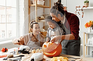 Felicissimo americano famiglia madre un ragazzo un figlio contento preparazione sul 