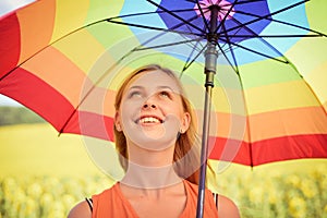 Felicissimo bella ragazza possesso multicolore un ombrello girasole un blu nuvola il cielo 