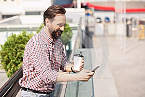 Rozradostněný handsome muž jeho vonku 