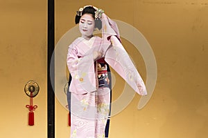 dancing geisha in pink kimono in Kyoto 3
