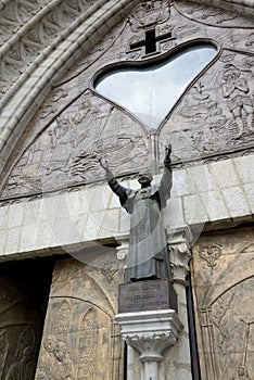 Juan Pablo II above the entrance to the Basilica del Voto Nacional, Quito, EC