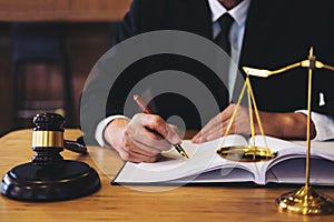 El juez justicia abogados emprendedor en un traje o un abogado 