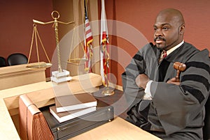 El juez en su sala del tribunal 