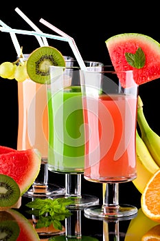 Juice and fresh fruits - organic, health drinks se