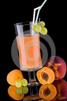 Juice and fresh fruits - organic, health drinks se