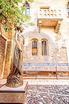 Juliet statue and balcony in Verona