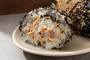 Jumeokbap with tuna and mayonnaise