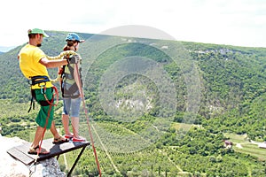 Salto da scogliera corda. saltando 