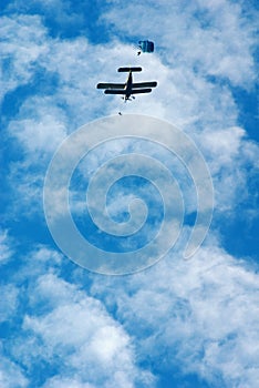 Jump of parachutists from the plane