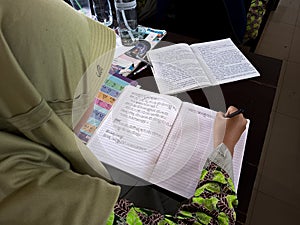 Junior High School students are writing Javanese script in the classroom.