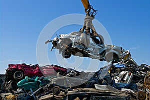 Junkyard picking up car photo