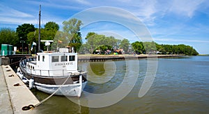 Juodkrante. Ship in the lagoon.