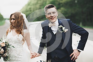 Just married couple in the luxury retro car on their wedding day