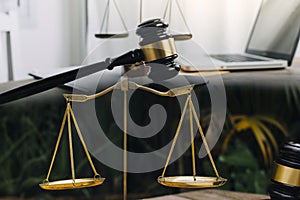 Spravedlnost. právní dárky na zákazník podepsaný smlouva právní nebo právní s tým 