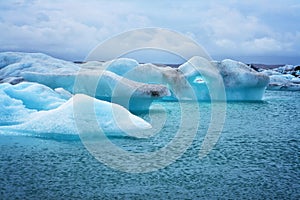 JÃ¶kulsÃ¡rlÃ³n icebergs