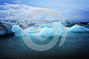 JÃ¶kulsÃ¡rlÃ³n icebergs