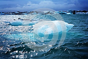 JÃ¶kulsÃ¡rlÃ³n icebergs