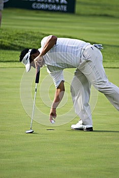 K J Choi Collecting the Ball