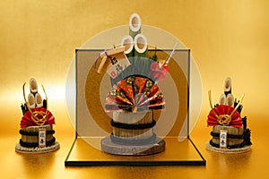Kadomatsu and gold folding screen of the image New Years card materials and New Year material