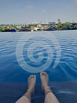 kaki berenang alone swimming pool alone