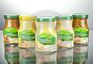 Kamis mustard on gradient background.