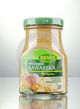 Kamis mustard on gradient background.