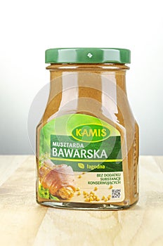 Kamis mustard on gradient background.