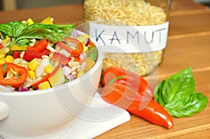 Kamut salad with fresh, raw vegetables