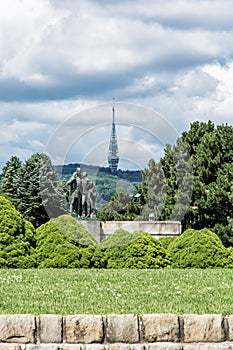 Televízna veža Kamzík od pamätníka Slavín, Bratislava, Slovensko