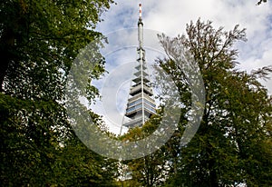 Televízna veža Kamzík. (Veza). 196 metrov vysoká vysielacia veža s verejnou vyhliadkovou plošinou. Bratislava. Slovensko