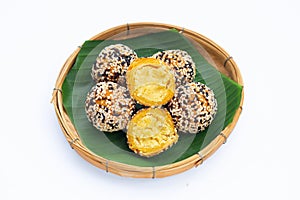 Kanom Kai Hong. Sesame balls, mung bean Filling