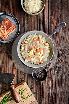 Kapustové halušky známe ako Strapacky, klasické jedlo na Slovensku, varené zemiakové halušky s kyslou kapustou a cibuľou, posypané piatkom