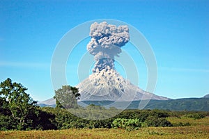 Karimskiy volcano eruption in Kamchatka photo