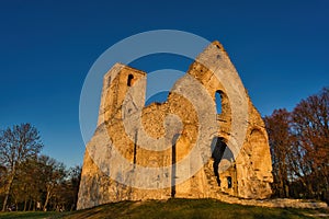 Katarinka - zřícenina kostela a kláštera sv. Kateřiny v Dechticích na Slovensku
