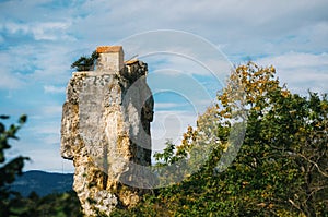 Pilar. georgiano monumentos. iglesia sobre el rocoso acantilado 