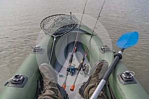 Kayac sobre el. piernas de pescador sobre el inflable un barco trato 