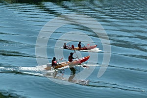 Kayak sul blu acqua sul un fiume 