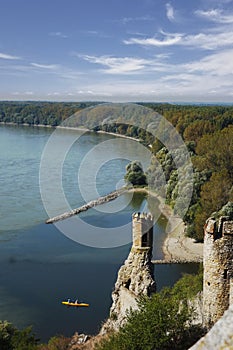 Jízda na kajaku na hradě Devon na řece Dunaj v Bratislavě Slovensko