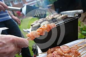 A hamburguesas sobre el parrilla brocheta 