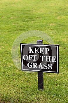 Keep off the grass sign.