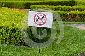 Keep off the grass sign