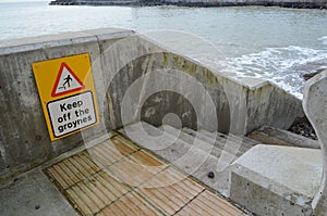 Keep off groyne sign.