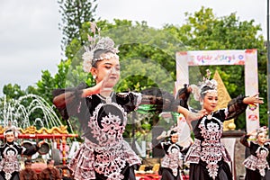 Kembang Kemayoran dance from Betawi, West Java. This dance is a friendly and cheerful welcoming of guests