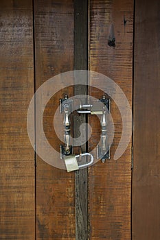 Key lock close door