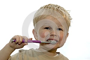 Dieťa čistenie zubov 