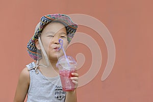 Un nino bebiendo frío beber 