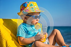 Ein Kind getränke saft gegen das Meer 