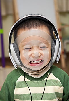 Kid with headphone