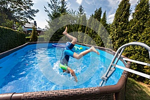 Dieťa skákanie v plávanie bazén počas 