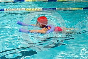 Kid learn how to swim in swimming class